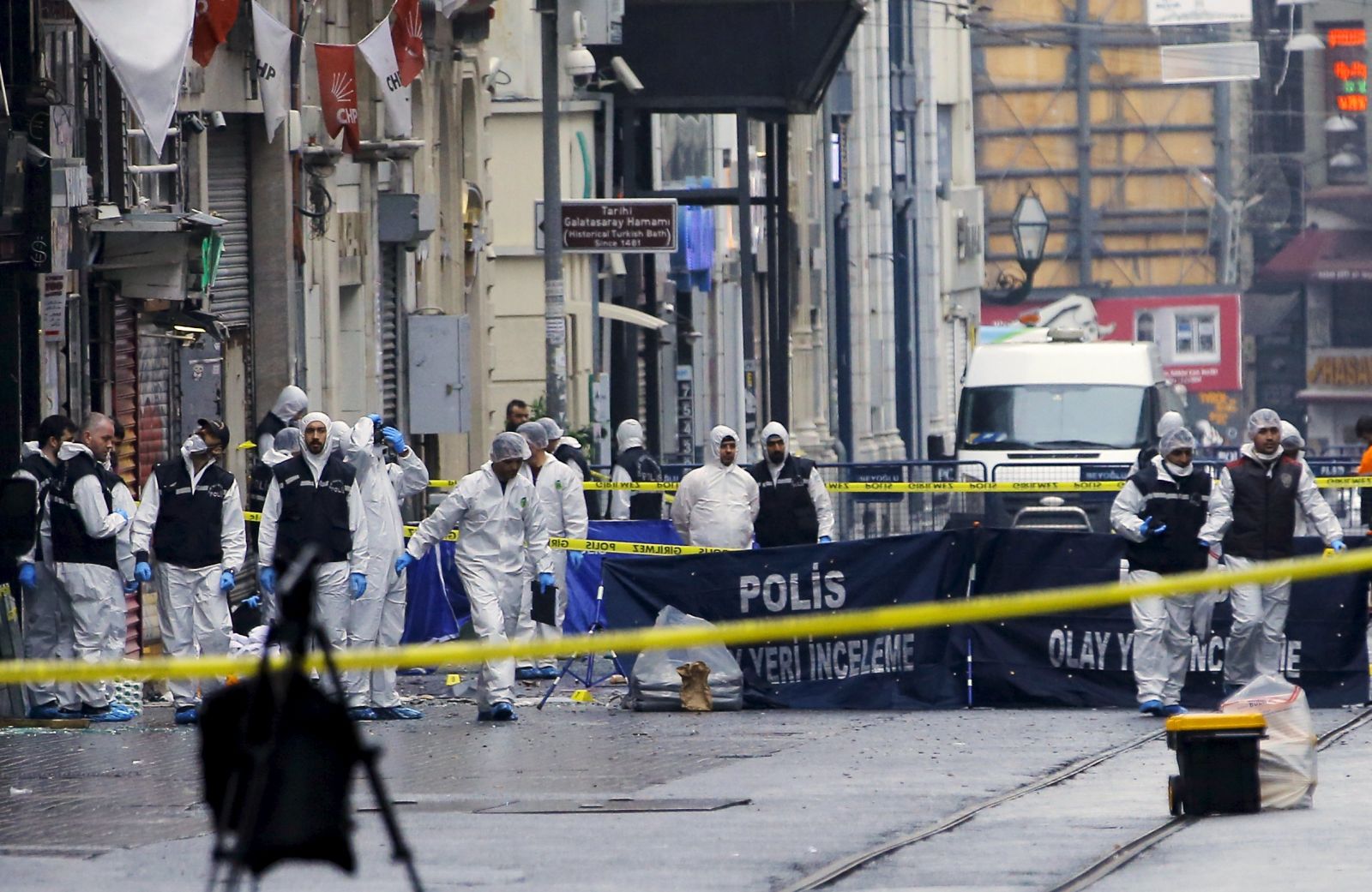 قتلى ومصابون يحملون المواطنة الإسرائيلية في تفجير اسطنبول
